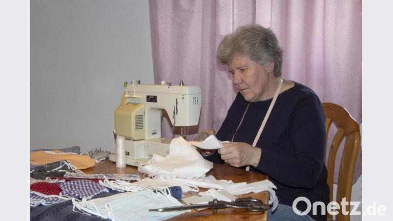 Vorsitzende Angela Striegl lässt ihre Nähmaschine beim Fertigen von Mund-Nasen-Masken stellvertretend für das weitere Näh-Team in Heimarbeit rattern. Bild: gi