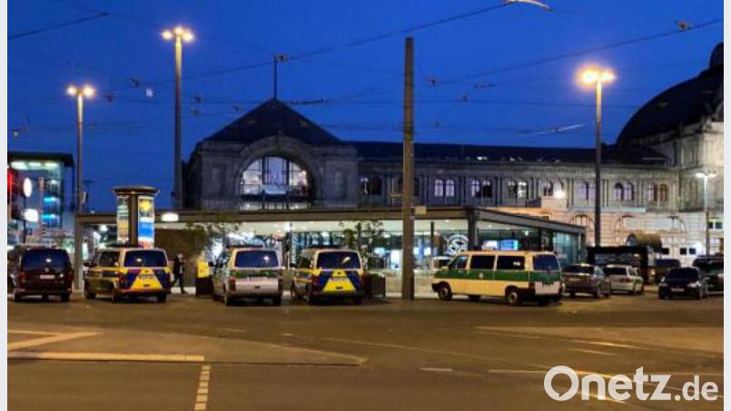 Zahlreiche Streifenwagen und Zivilfahrzeuge der Polizei stehen auf dem Platz vor dem Hauptbahnhof in Nürnberg. Dort haben sich 40 Jugendliche offenbar gezielt für eine Massenschlägerei verabredet. Bild: Michael Schmelzer/dpa