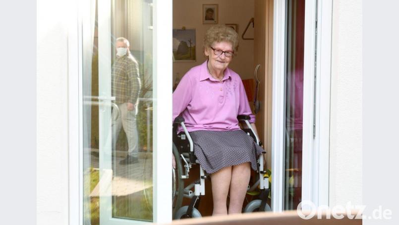 Eine Bewohnerin des Flosser Altenheims „Am Reiserwinkel“ schaut von ihrem Zimmer aus auf die Straße; am Wochenende darf erstmals wieder Besuch kommen. Bild: Gabi Schönberger