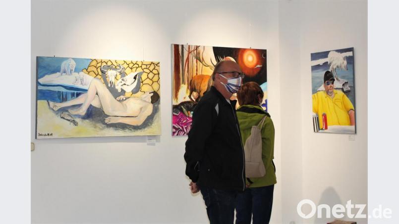 Die ersten Besucher aus den eigenen Reihen: Künstler aus Ensdorf betrachten Werke von Beatrice Nunold. Bild: Williamson, Dagmar