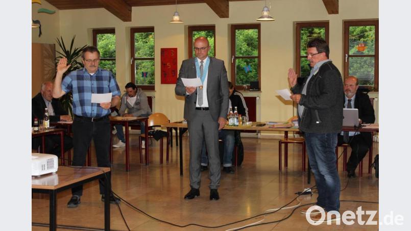Bürgermeister Maximilian Beer (Mitte) vereidigte seine neuen Stellvertreter Franz Stockerl (CSU,links) und Andreas Immervoll (SPD, rechts). Bild: pko