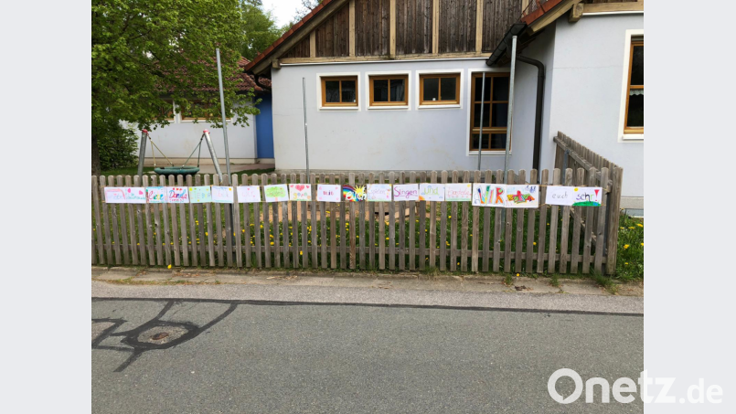 Der Zaun an der Kindergartentagesstätte St. Johannes ist bunt, denn er ist mit den Wünschen der Kleinen versehen. Bild: sl