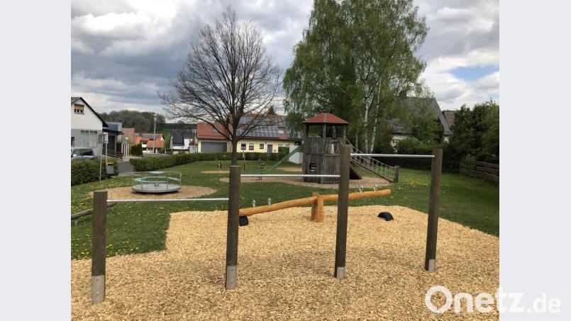 Am Spielplatz in der Flurstraße ist eine neue Wippe aufgestellt worden. Bild: exb