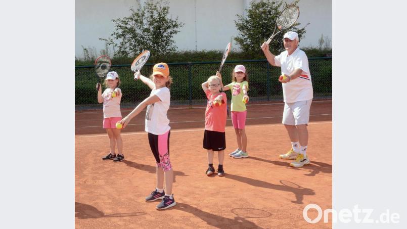 Vier Spieler - egal ob Kinder oder Erwachsene - dürfen wieder mit Trainer auf den Platz. Bild: Gabi Schönberger