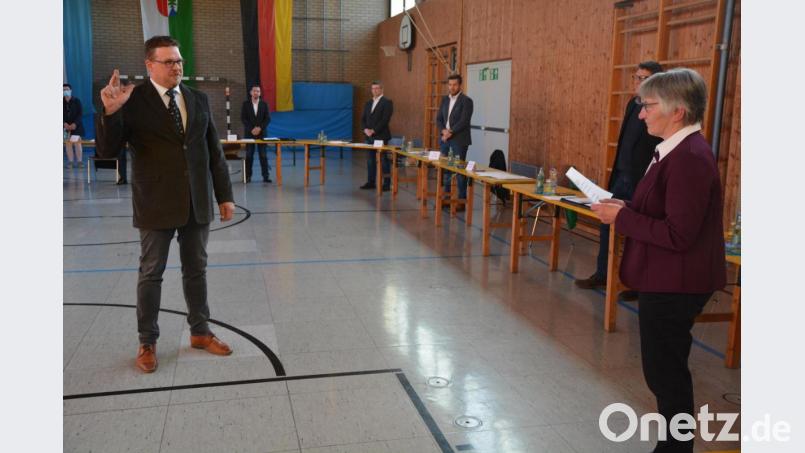Frieda Vogelhuber nahm als ältestes Gemeinderatsmitglied dem neuen Bürgermeister Stephan Schübel den Amtseid ab. Bild: jr