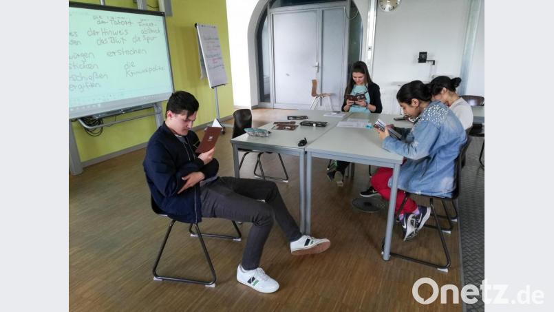 Eines der vielfältigen Angebote der OTH Amberg-Weiden ist das Krimispiel im Studienvorbereitungskurses Propädeutikum-Plus, hier die letztjährigen TeilnehmerInnen beim Einlesen in ihre Rollen. Bild: exb/Prechtl/OTH Amberg-Weiden