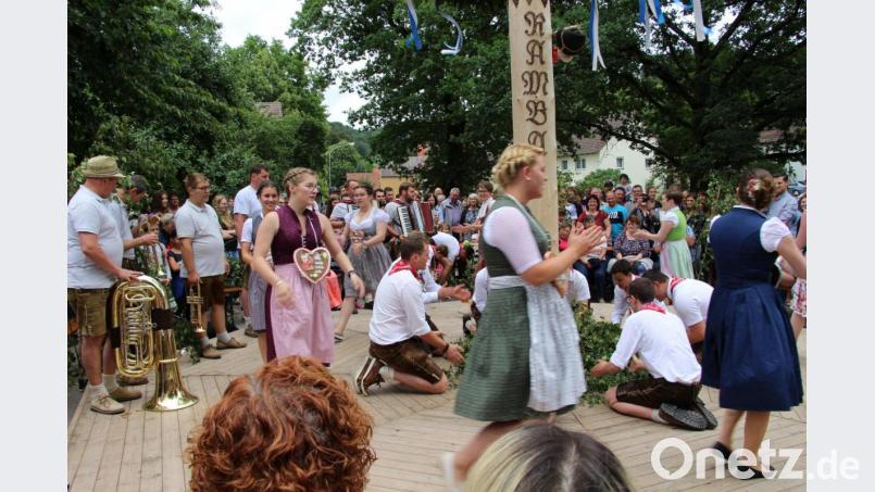 Auf den beliebten Brauch, den Kirchweihbaum auszutanzen, müssen die Kirwapaare heuer wegen Corona verzichten. Es bleibt die Erinnerung an 2019, als dieses Bild entstand. Bild: ds