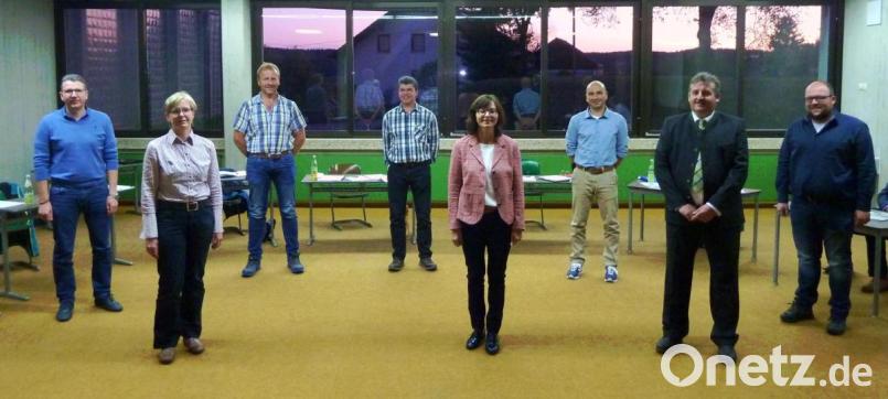 Bürgermeister Reinhard Kreuzer (Zweiter von rechts) vereidigte die neuen Stadträte Stephan Irlbacher (von links), Bärbel Placke, Bernhard Wild, Xaver Bayer, Sigrid Wendel, Andreas Hammerer und Johannes Gillitzer. Bild: Portner