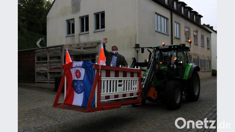 Ein letztes Mal winkt Hans Koch seiner Mannschaft im Königsteiner Rathaus zu, bevor der Gemeindetraktor den scheidenden Bürgermeister nach 24 Jahren heimbringt. Bild: Tobias Schuminetz, VG Königstein/exb
