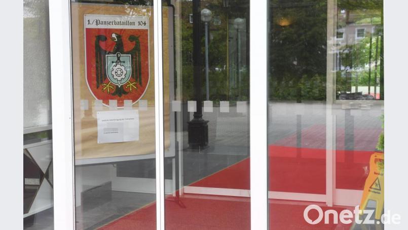 An der Eingangstür des Hotels weist ein Wappen auf die Bundeswehrgäste hin. Bild: Gabi Schönberger