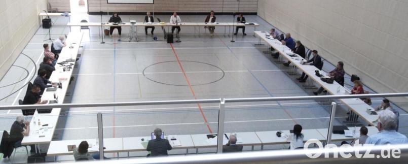 Der Wackersdorfer Gemeinderat tagt derzeit in der Sporthalle. Bild: Hirsch