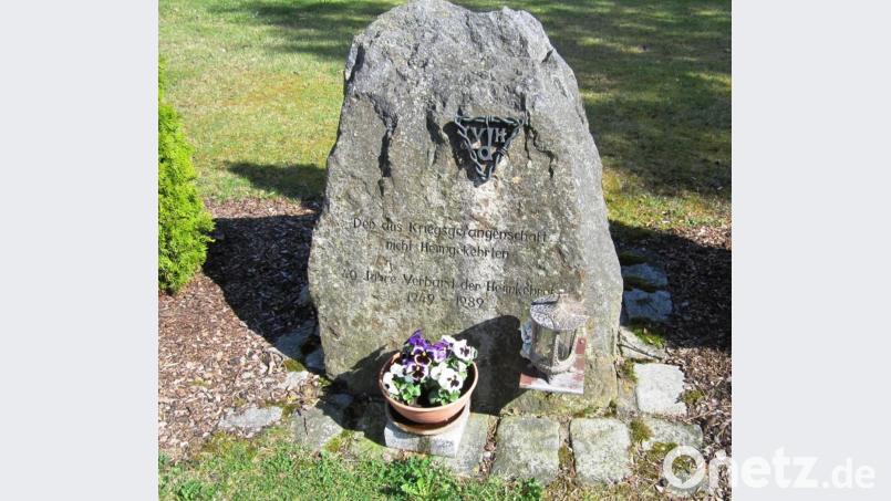 Von zwei Thujen eingerahmt erinnert der Gedenkstein an die Gefallenen des Zweiten Weltkriegs. Vor 30 Jahren wurde er vom Ortsverband der Heimkehrer dort aufgestellt. Bild: dob