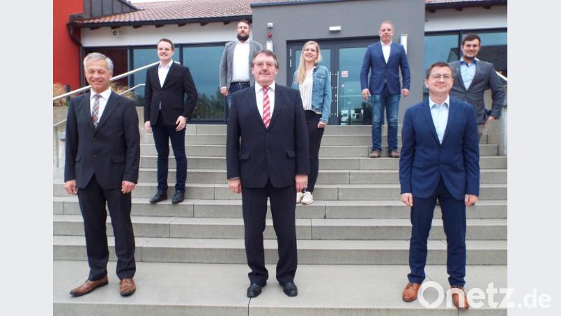 Nach der konstituierenden Sitzung des Vilsecker Stadtrats stellt man sich, natürlich in gebührendem Abstand, zum Gruppenbild auf. Vorne (von links) die Bürgermeister Thorsten Grädler, Hans -Martin Schertl und Markus Graf, 
dahinter die neu gewählten Stadträte (mittlere Reihe, von links) Jonas Dittrich, Lisa Weiß und Christian Trummer sowie (dritter Reihe, von links) Tobias Meidinger und Andreas Willax. Bild: e