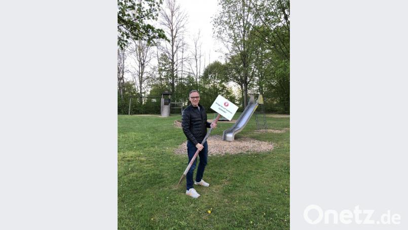 Bürgermeister Bernd Sommer freut sich, dass die lange gesperrten Spielplätze am Donnerstag wieder geöffnet werden und in dieser Zeit die Anlagen auf Vordermann gebracht werden konnten. Bild: exb