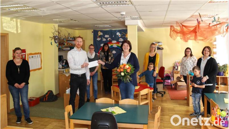Ihr 40. Dienstjubiläum im Regenbogenkindergarten kann Leiterin Brunhilde Minnich (Bildmitte rechts) feiern. Mit auf dem Bild Pfarrer Christoph Zeh (Bildmitte links) und das Erzieherteam. Bild: JOCHEN NEUMANN 
ERBENDORF