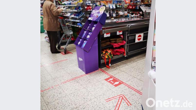 Im Rewe-Markt in Nabburg geben vor allem im Kassenbereich Pfeile auf dem Boden und Aufkleber mit Abstandsregeln Richtung und Verhalten vor. Bild: td