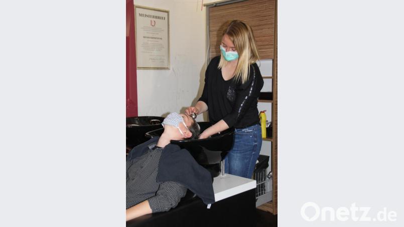 Durch die Haarwaschpflicht dauert es beim Frieseur nicht nur länger, sondern auch der Preis erhöht sich. Juniorchefin Lilli Breunig beim Dorner Boder in Hirschau freut sich über die Akzeptanz der Kunden dieser Neuerung beim Friseur, die der Coronakrise geschuldet ist. Bild: ads