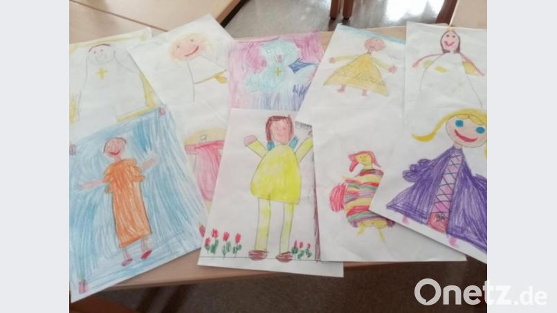 Passend zur Geschichte haben die Grundschüler viele Engelsbilder gemalt. Bild: krb