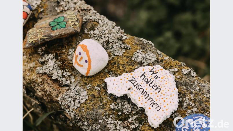 Bunt bemalte Steine in Schönkirch sollen Hoffnung geben und Mut machen. Bild: Lena Härtl/exb