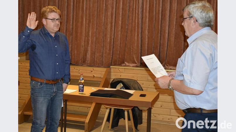 Vereidigung des Ersten Bürgermeisters Bernhard Köller durch den dienstältesten Marktrat Hans Koch. Bild: sck