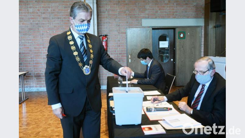 Bürgermeister Andreas Wutzlhofer bei der Stimmabgabe zur Wahl des zweiten Bürgermeisters. Verwaltungsleiter Alfons Sier (rechts) koordiniert das Prozedere. Bild: Gabi Schönberger