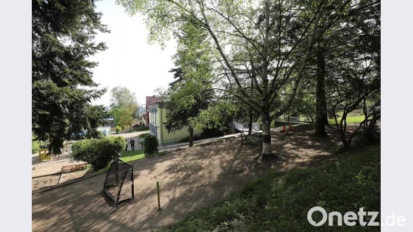 Direkt oberhalb des alten Gebäudes (im Hintergrund) soll der Kindergarten-Neubau entstehen. Die Hanglage ist eine Herausforderung. Bild: Wolfgang Steinbacher