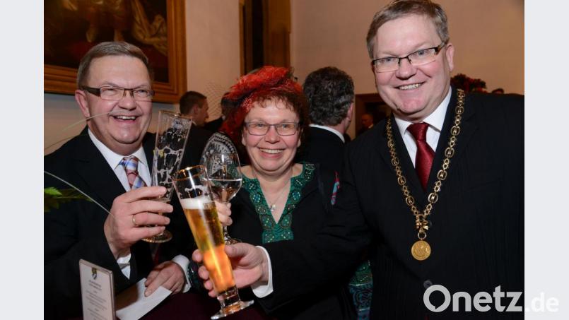 Das noch amtierende Trio an der Stadtspitze in Feierstimmung beim Neujahrsempfang der Stadt Amberg 2017. Von links: die Bürgermeister Martin Preuß und Brigitte Netta sowie OB Michael Cerny. Bild: Petra Hartl
