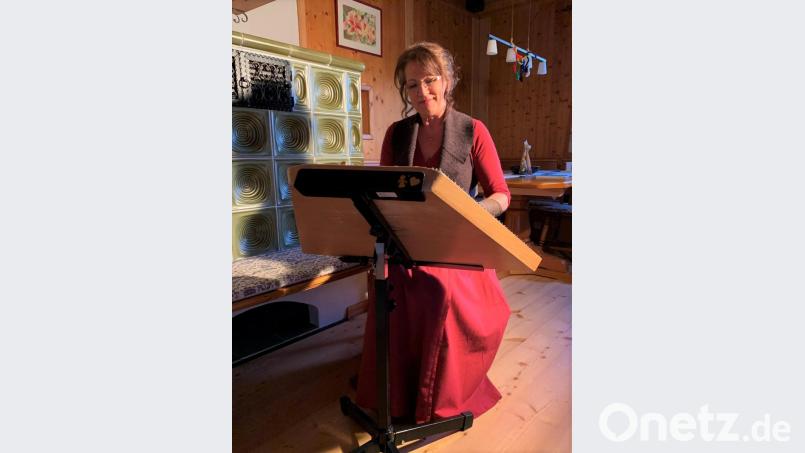 Durch die &quot;geschenkte freie Zeit&quot; und die Sehnsucht nach den Enkeln setzte Cornelia eine schon länger geplante Idee um. Sie nahm ein Märchen auf. Sie machte sich auch Gedanken um die passende Kleidung. Sie erzählt das Märchen, spielt Hackbrett, singt und bewegt die Figuren. Bild: sei