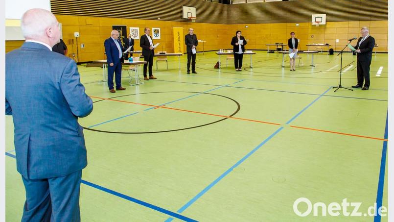 Oberbürgermeister Andreas Feller (rechts) vereidigte zehn neue Stadträte. Bild: Hösamer