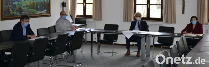 Für ein Pressegespräch ist in Cornazeiten ein größerer Raum nötig. Die beiden Pressesprecher Walter Brucker und Wolfgang Fenzl, Landrat Wolfgang Lippert und Regierungsdirektorin Regina Kestel stellen sich den Fragen von Oberpfalz-Medien. Bild: rti