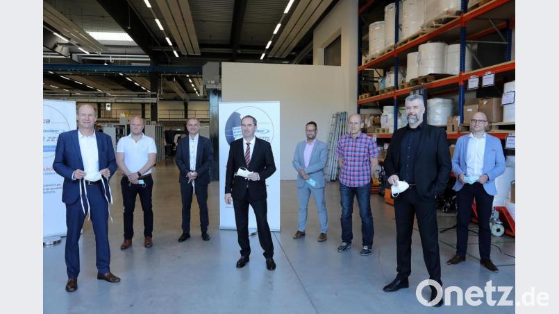 Zur Vorstellung des Masken-Verbunds Bayern mit Minister Hubert Aiwanger kamen Vertreter aller drei beteiligten Partner-Unternehmen nach Amberg Bild: Wolfgang Steinbacher