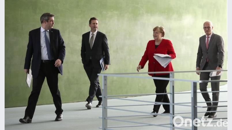 Bundeskanzlerin Angela Merkel (CDU, 2.v.r.) Markus Söder (CSU, l.), Ministerpräsident von Bayern, Peter Tschentscher (SPD, r.), Erster Bürgermeister von Hamburg und Regierungssprecher Steffen Seibert (2.v.l.) vor einer gemeinsamen Pressekonferenz in Berlin. Die Bundeskanzlerin und die Ministerpräsidenten der Bundesländer sprachen über Corona-Lockerungen. Das Treffen fand online als Videokonferenz statt. Bild: Michael Sohn/dpa