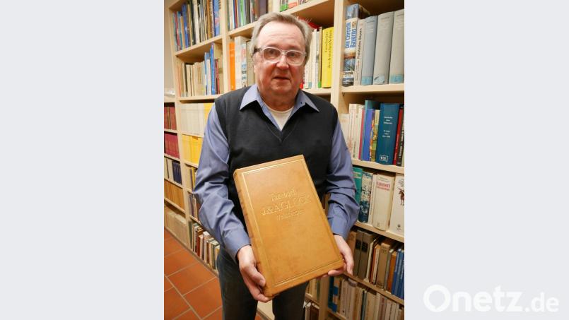 Klaus Rösch mit dem Tagebuch der Firma Glück im Archiv der Stadt Waldsassen. Bild: hmr