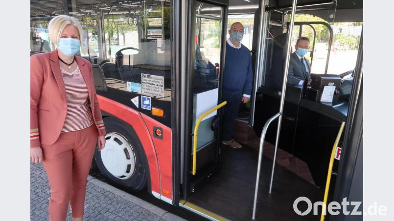 Oberbürgermeister Jens Meyer (rechts) testet mit Firmenchef Wolfgang Wies (MItte) und Rechtsdezernentin Nicole Hammerl die durch eine Scheibe von den Fahrgästen abgetrennte Fahrerkabine in den Wies-Bussen. Bild: Kunz