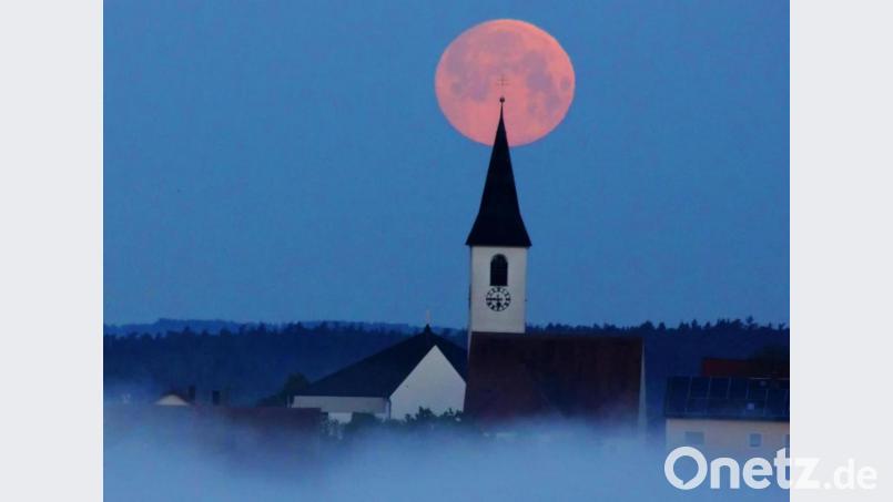 Der Vollmond über dem Kirchturm von Gebenbach. Bild: ind