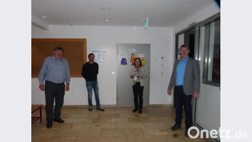 Für die ausscheidenden Gemeinderatsmitglieder (von links) Walter Kempf, Florian Süß und Monika Schwarz findet Bürgermeister Reiner Pickel anerkennende Worte. Bild: fm