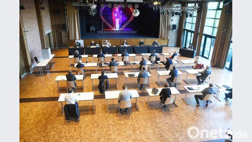 In der Stadthalle Vohenstrauß trifft sich der neugewählte Stadtrat zur konstituierenden Sitzung. Der Faschingsverein gratuliert den Räten mit einer besonderen Bühnenausstattung: ein beleuchtetes Herz rund um die Fahne mit dem Vohenstraußer Wappen. Bild: Gabi Schönberger