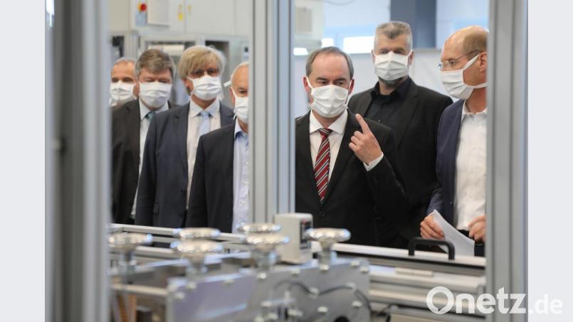 Wirtschaftsminister Hubert Aiwanger (Dritter von rechts) besichtigt bei PIA Automation im Industriegebiet bei Immenstetten den Prototyp der Anlage, die vollautomatisch Atemschutzmasken produziert. Bild: Wolfgang Steinbacher