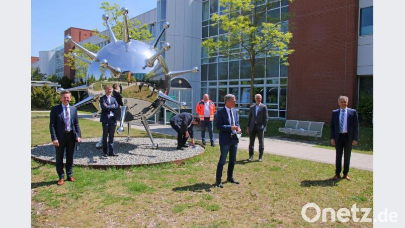 Die Macher der Tirschenreuther Studie vor einem Covid-19-Modell des Universitätsklinikums Regensburg. Bild: jrh