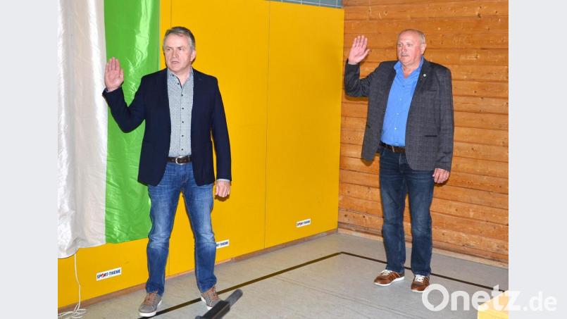 Josef Schmucker (links) und Ewald Zetzl leisten nach ihrer Wahl zu stellvertretenden Bürgermeistern den Amtseid. Bild: fjo