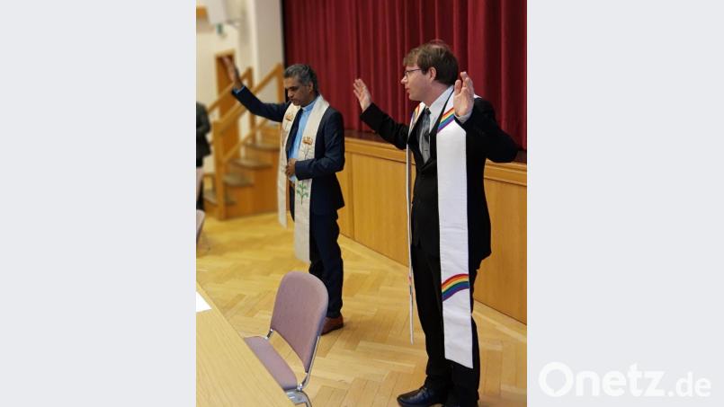 Pater Joy und Pfarrer Andreas Kraft segneten Bürgermeister und Gemeinderat am Beginn der neuen Amtszeit Bild: ld