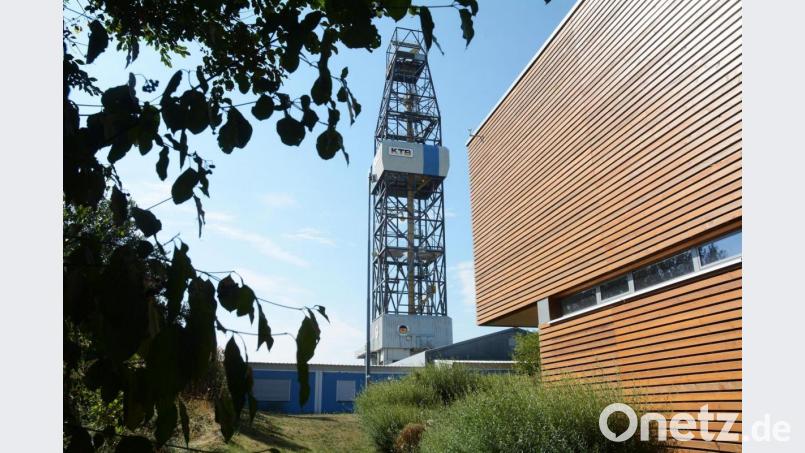 Der Bohrturm im Geozentrum an der KTB steht zurzeit symbolisch für die Verluste, die sich dort coronabedingt auftürmen. Die Mitarbeiter hoffen deswegen, dass viel Besucher kommen, wenn ab Montag wieder geöffnet ist. Bild: Gabi Schönberger
