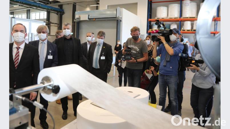 Der Bayerische Wirtschaftsminister Hubert Aiwanger (links) besucht die PIA Automation in Amberg. Bild: Wolfgang Steinbacher