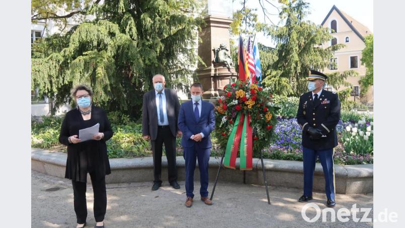 Bei der Kranzniederlegung an der Stelle, wo 1945 die Amerikaner den Sieg über Hitler-Deutschland feierten, sind dabei (von links) Stadtarchivarin Petra Vorsatz, Bürgermeister Lothar Höher, Oberbürgermeister Jens Meyer und Colonel Adam J. Boyd von der US-Army Garrison Bavaria. Bild: Kunz