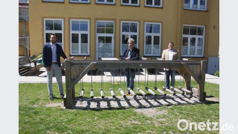 Über die nun freigegebene Wiedereröffnung der Spieloasen freuen sich Bürgermeister Bernhard Stangl (Mitte) und die Amtsleiter der Verwaltungsgemeinschaft, Josef Stock (rechts) und Christian Moller. Mit einigen neuen &quot;Spielregeln&quot; müssen sich die kleinen und großen Pressather allerdings noch arrangieren. Bild: bjp