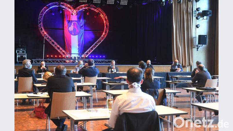 In einer besonderen Atmosphäre geht die erste Sitzung des neuen Stadtrats in der Vohenstraußer Stadthalle über die Bühne. Bild: Gabi Schönberger