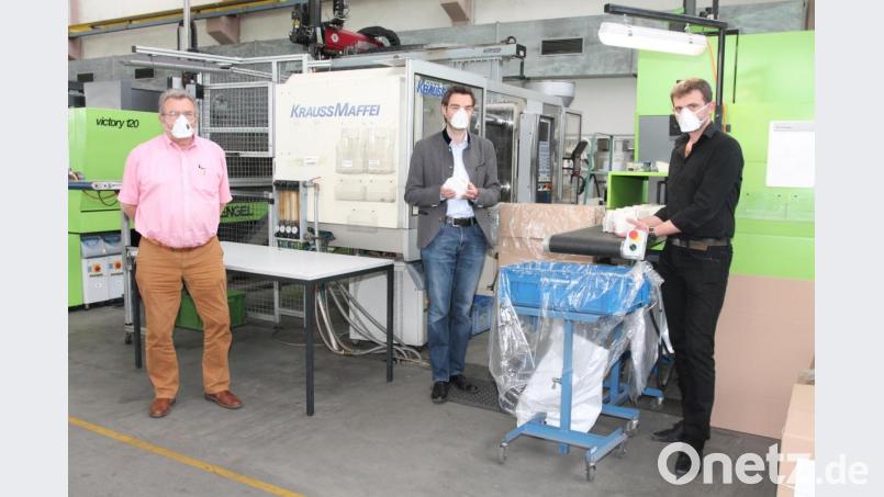 Stephan Oetzinger (Mitte) lässt sich von Fabian (rechts) und Ludwig Bauriedl informieren. Bild: pi