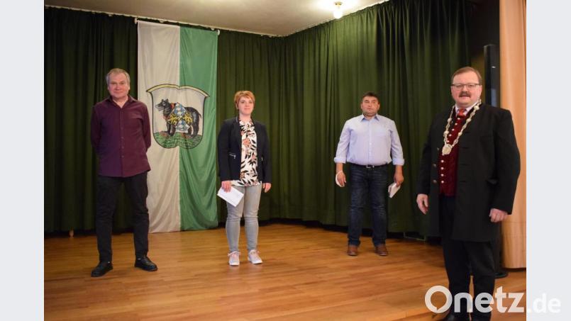 Bürgermeister Alfred Stier (rechts) hieß (von links) Markus Fichtner (CFWG), Anna Toman (Grüne/SPD) und Michael Zintl (CSU) nach ihrer Vereidigung im Gremium willkommen. Bild: szl