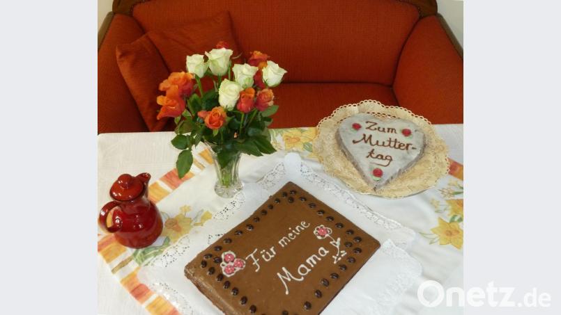 An diesen Kaffeetisch muss sich die Mama oder Oma nur noch hinsetzen und den Kuchen anschneiden. Das Rezept für den Mokka-Blechkuchen haben die Schüler der Doktor-Eisenbarth-Mittelschule für den „Hausunterricht“ erhalten. Bild: Portner