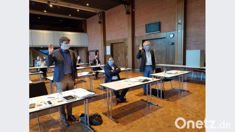 Zweiter Bürgermeister Uli Münchmeier (links) und dritter Bürgermeister Alfons Raab (rechts) heben zur Vereidigung die rechte Hand. Bild: ck